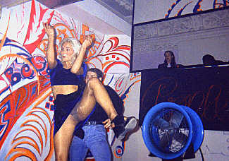 Crazy girls dancing (XXX Edition)